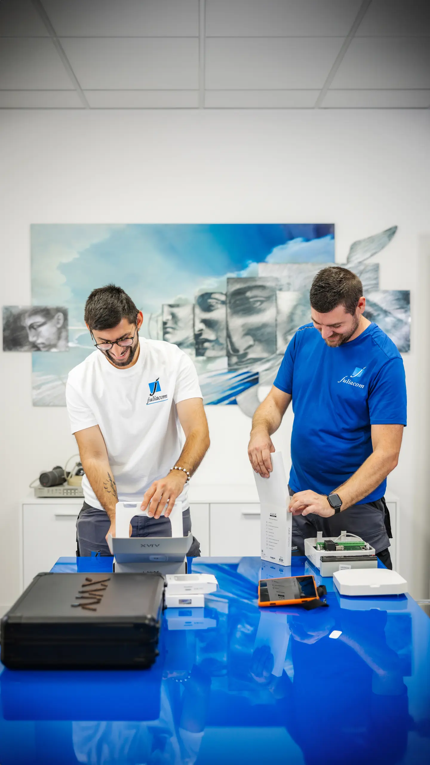 Tecnici-Assistenza-Tecnica-Juliacom Tecnici che installano un sistema di allarme wireless e cablato